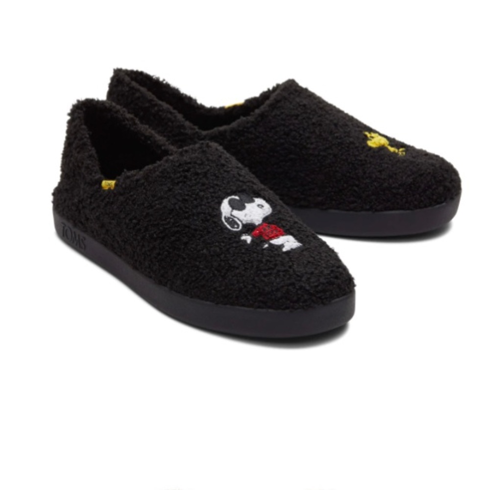 New in Box TOMS x 	PEANUTS Snoopy Slippers Men’s 13 slippers